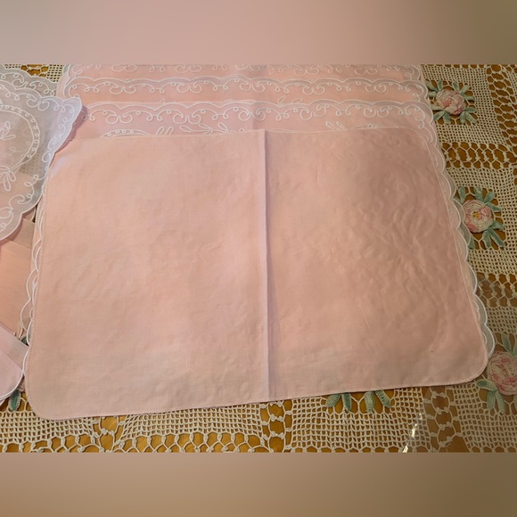 💜 Scalloped Pink & White Delicate Embroidered Placemats & Matching Napkins - Picture 4 of 6